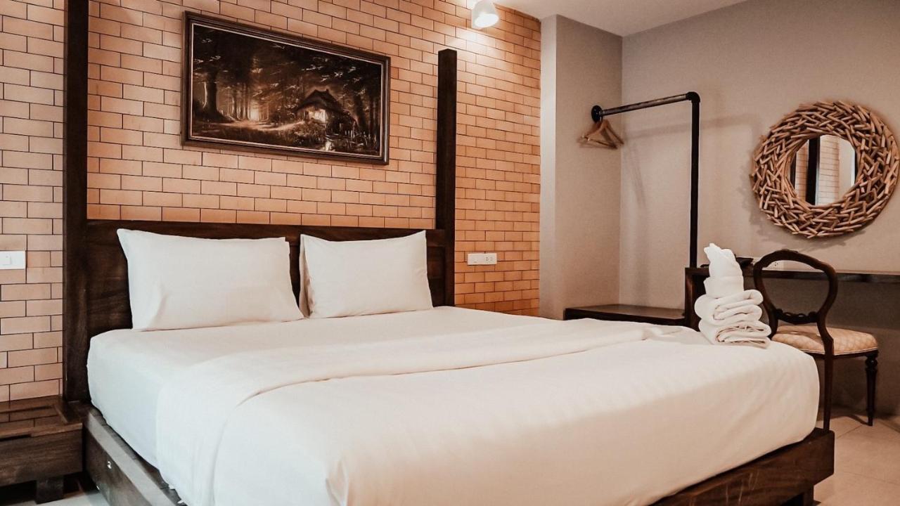 Letana Hotel Bang Phli Esterno foto
