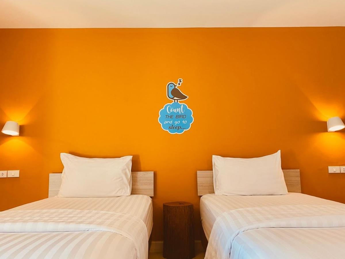 Letana Hotel Bang Phli Esterno foto