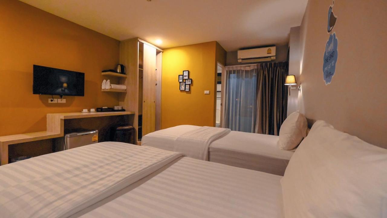 Letana Hotel Bang Phli Esterno foto