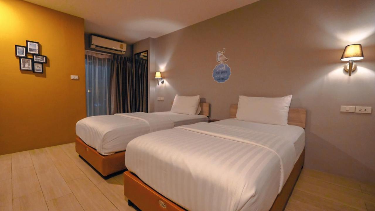 Letana Hotel Bang Phli Esterno foto